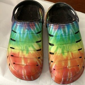 🌈 Tie dye Rugged Shark with wool liners size 10 men’s like crocs but better